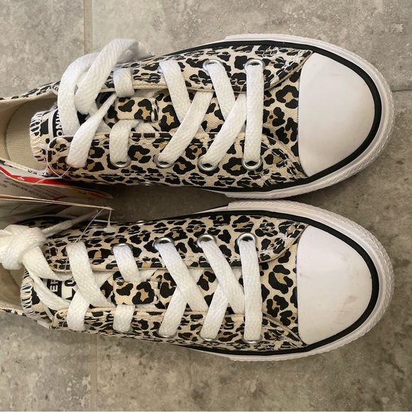 SOLD💥Convers Girls Sneaker - Picture 6 of 10